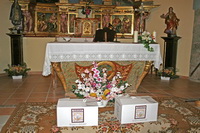 Cajas con el material frente al altar
