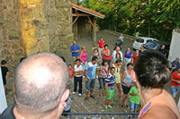 Asistentes al fondo preparados para recoger al vuelo