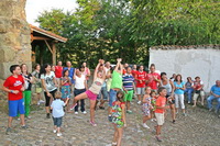 Asistentes estirándose para recoger el material lanzado