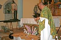 Párroco bendiciendo los alimentos de la caridad