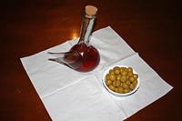 Porrón y aceitunas con hueso