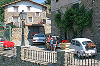 Vehículos en la plaza junto a Río Chico