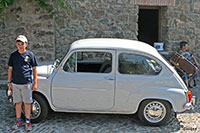 Joven junto al Seiscientos blanco