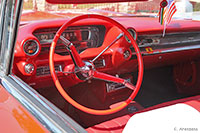 Interior del Cadillac rojo