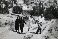 Foto de tres mujeres y un hombre cogidos de la mano, de paseo
