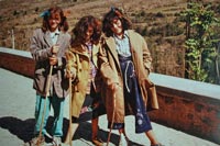 Foto de tres jóvenes disfrazadas de vagabundas