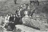 Fotografía de la familia Marín en la fuente frente al pueblo