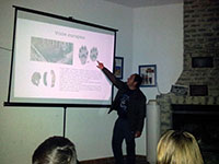 Monitor dando clases