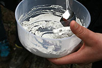 Recipiente con la mezcla de escayola