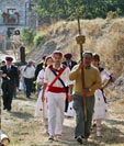 Procesión con danzadores y Santo al fondo