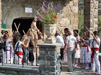Danzadores haciendo el pasillo al Santo en la ermita