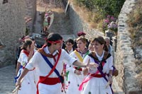 Danzadores encabezando la procesión con San Miguel al fondo