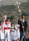 Principio de procesión en El Peñueco, con la Cruz y danzadores en primer plano