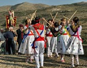 Danzadores danzando durante la procesión