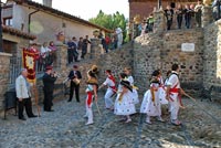 Grupo de danzas danzando en la plaza del pueblo