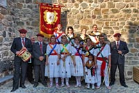 Danzadores y músicos de San Miguel 2008, posando para la foto en la plaza del pueblo