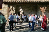 Preparando las andas para echarlas al hombro