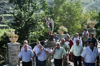 Costaleros portando a San Miguel en la procesión
