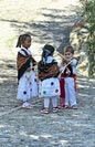 Niños vestidos de danzadores.