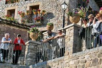Público en torno al subastador en una terraza de la plaza