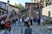 Danza del árbol ejecutada por el público voluntario