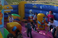 Divirtiéndose en los hinchables