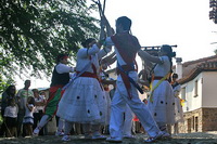 Danzadores en plena danza con palos