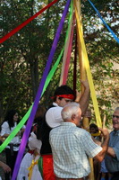 Sujetando el árbol para comenzar la danza