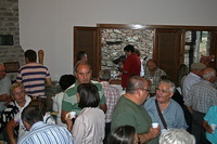 Merendando en el local del Ayuntamiento