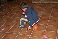 Niño rompiendo un globo con su culete