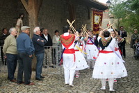 Danzadores recibiendo la salida del Santo Cristo de la iglesia