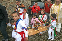 Pequeprocesión con los últimos porteadores