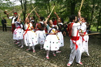 Danzadores ejecutando una danza