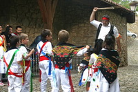 Pequedanzadores con el zurramoscas, danzando