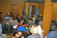 Local con los jugadores de cartas