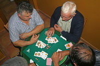 Jugadores en torno a una mesa de mus