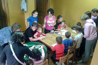 Niños y adultos en los juegos infantiles