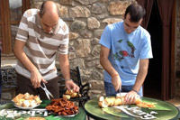 Dos hombres preparando la degustación de choricillo