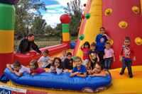 Niños posando en el hinchable