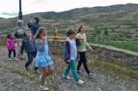 Niños portando en la procesión a San Miguelito