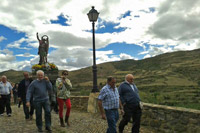 Adultos en la procesión con San Miguel