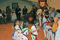 Niños y niñas danzando en la iglesia
