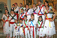 Grupo de danzadores adultos e infantiles posando