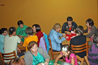 Grupo de personas en sus mesas para comenzar los campeonatos