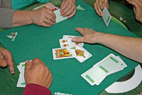 Mesa con participantes de la brisca