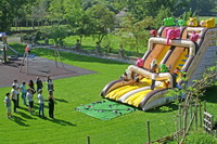 Padres e hijos en los hinchables.