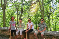 Preparados para el ensayo de las danzas.