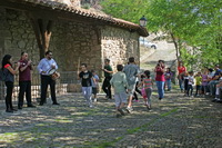 Los peques, ensayando y ultimando las danzas.