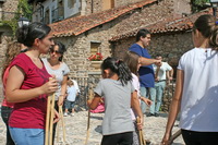 Danzadores ensayando las danzas durante el pasacalles.