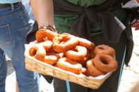 Unas rosquillas para degustar en la limosna.